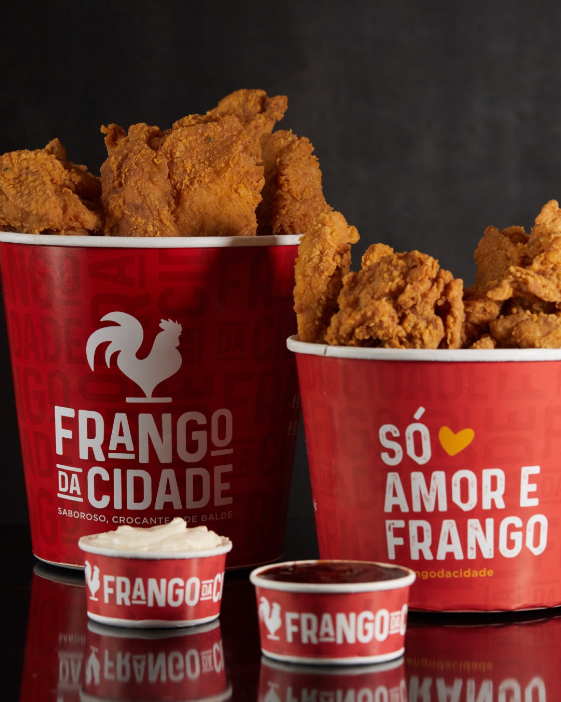 Baldes de papel kraft personalizados da Frango da Cidade, com frango frito e potes de molho