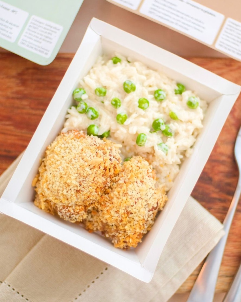 Marmita de papel kraft com risoto e frango empanado